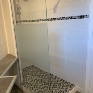 Douche avec receveur intégré tendance italienne pour habitation à étage Douche avec receveur intégré tendance italienne pour habitation à étage