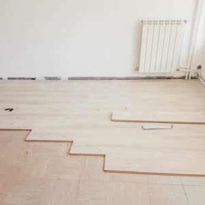 Pose de sol stratifié avec isolants intégré "parquet flottant" sur carrelage Pose de sol stratifié avec isolants intégré "parquet flottant" sur carrelage